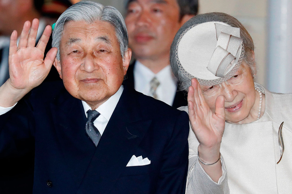 Kaisar Jepang Akihito dan Ratu Michiko melambaikan tangan kepada para simpatisan setibanya di Stasiun Ujiyamada untuk kunjungan ke kuil Ise Jingu, menjelang pengunduran dirinya pada 30 April, di Ise di prefektur Mie, pada 17 April 2019.