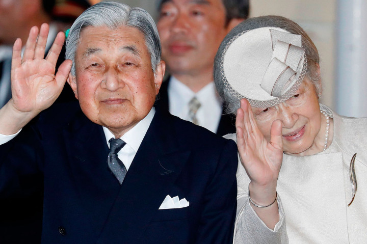 Kaisar Jepang Akihito dan Ratu Michiko melambaikan tangan kepada para simpatisan setibanya di Stasiun Ujiyamada untuk kunjungan ke kuil Ise Jingu, menjelang pengunduran dirinya pada 30 April, di Ise di prefektur Mie, pada 17 April 2019.