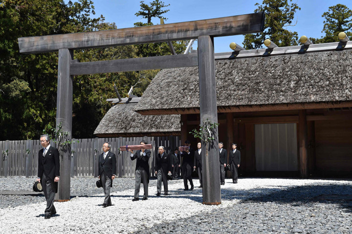 Perjalanan itu merupakan yang terakhir bagi kaisar dan permaisuri berziarah ke kuil di Jepang tengah, yang dipersembahkan bagi Dewi Matahari Amaterasu Omikami, leluhur mistik kaisar.    