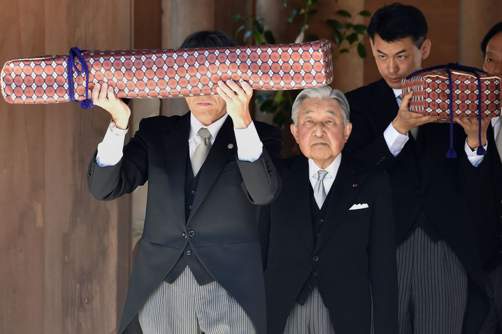 Pasangan kerajaan itu melakukan perjalanan dengan membawa pedang dan permata legendaris dalam kotak hitam yang diusung oleh para bangsawan. Kedua benda tersebut, termasuk juga sebuah cermin kuno, dikenal sebagai 'Tiga Pusaka Suci Jepang' dan lambang takhta kekaisaran.    