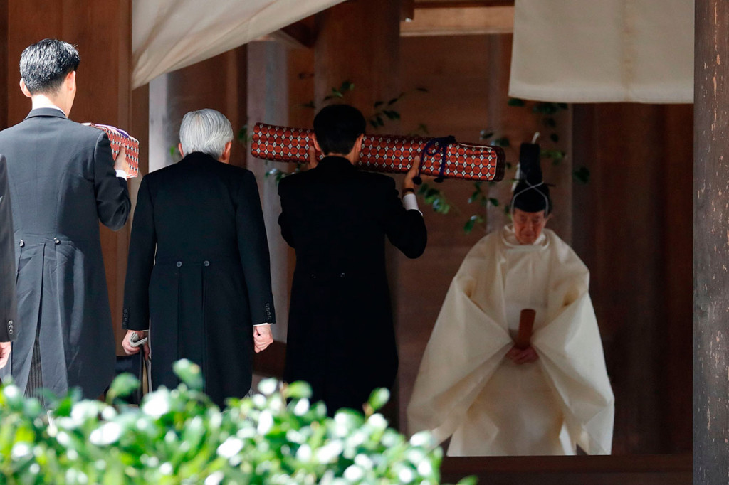 Akihito, 85, akan melepas takhta pada 30 April, sebagai abdikasi pertama dari seorang kaisar Jepang yang masih bertakhta dalam dua abad ini dan pada hari berikutnya akan diwarisi oleh putra sulungnya, Pangeran Naruhito, 59.