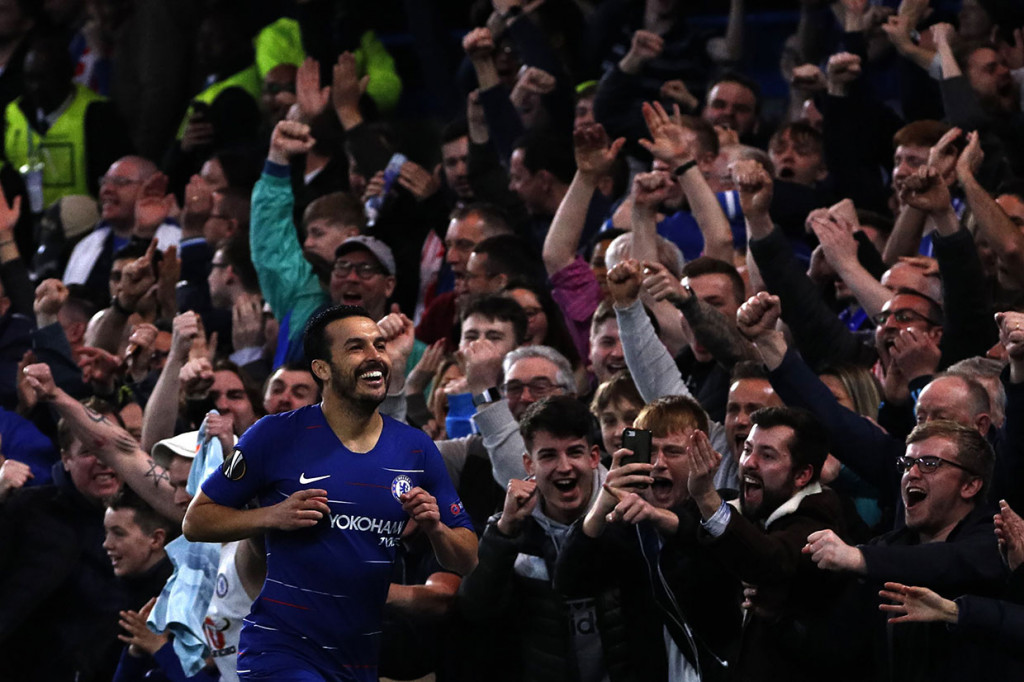 Bermain di hadapan pendukungnya sendiri, Chelsea membuka keunggulan pada menit ke-5 lewat sontekan Pedro Rodriguez usai menerima umpan terobosan Olivier Giroud.