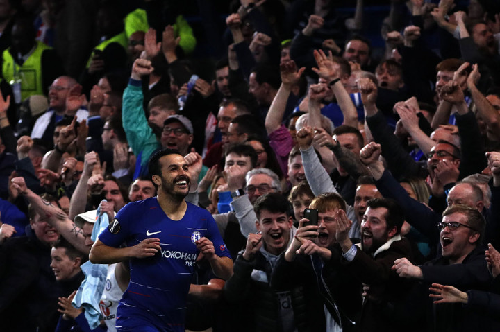 Bermain di hadapan pendukungnya sendiri, Chelsea membuka keunggulan pada menit ke-5 lewat sontekan Pedro Rodriguez usai menerima umpan terobosan Olivier Giroud.