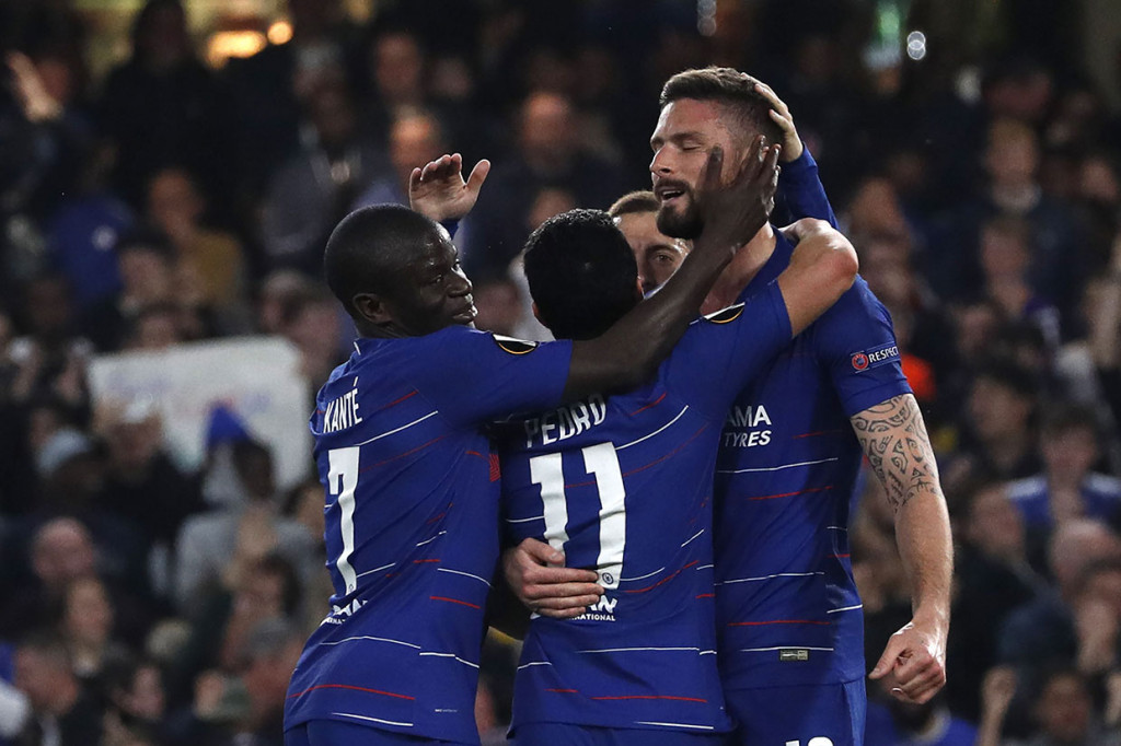 Chelsea unggul 3-0 pada menit ke-17 lewat sontekan Giroud dari dalam kotak penalti meneruskan umpan matang Pedro.