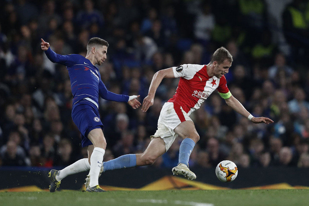 Tomas Soucek membalaskan satu gol bagi Slavia pada menit ke-26 lewat sundulan menyambut sepak pojok.