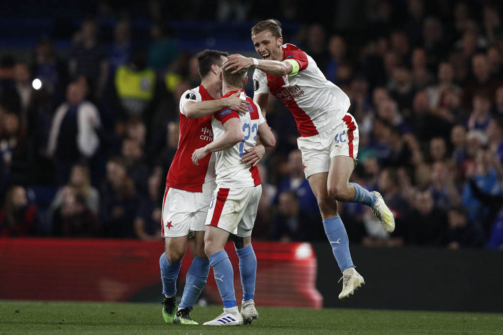 Enam menit babak kedua berjalan Slavia kembali memperkecil ketertinggalan lewat Petr Sevcik. Tembakan kerasnya dari luar kotak penalti tak mampu dihentikan kiper Kepa Arizabalaga.