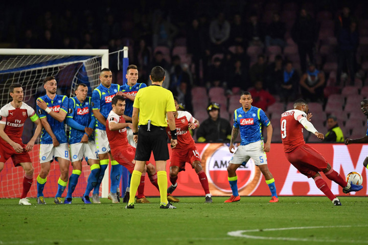 Pada menit ke-36 tim tamu berhasil memecah kebuntuan lewat tendangan bebas Alexandre Lacazette.