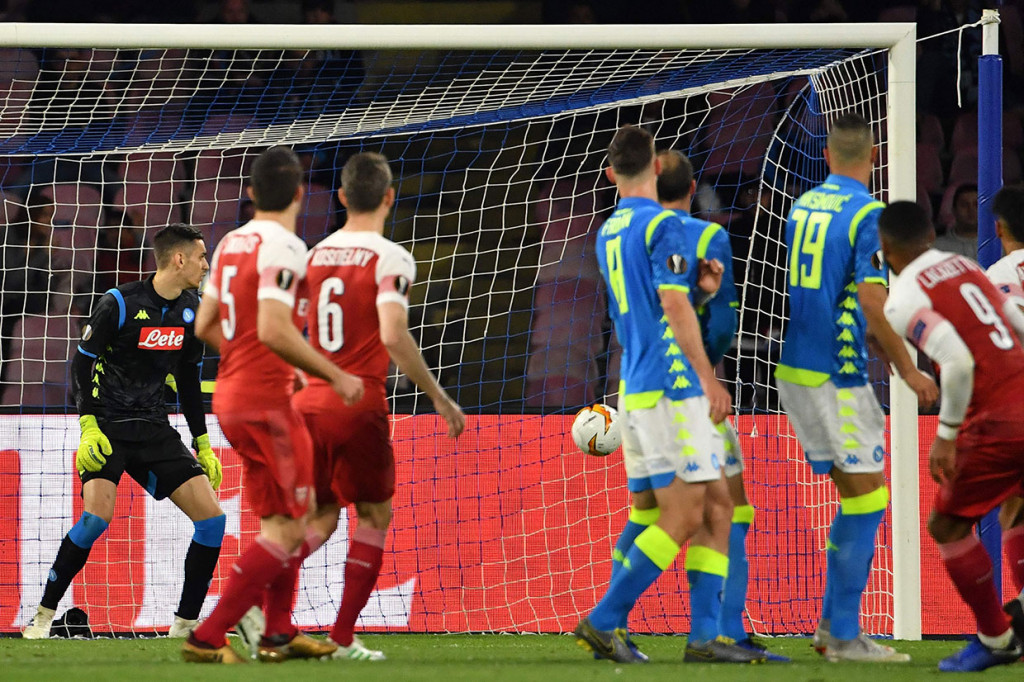 Kiper Napoli Alex Meret hanya bisa melihat bola masuk ke gawangnya karena sudah mati langkah.