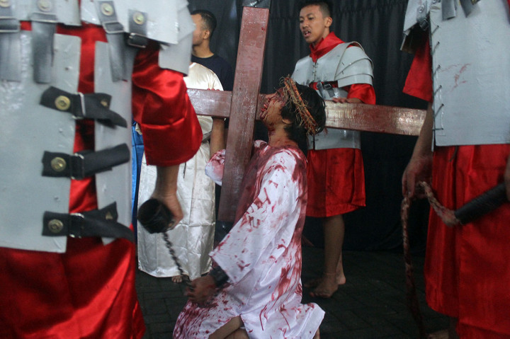 Pemuda gereja melakukan visualisasi Jalan Salib di Gereja Katolik Ratu Rosario, Malang, Jawa Timur, Jumat, 19 April 2019.