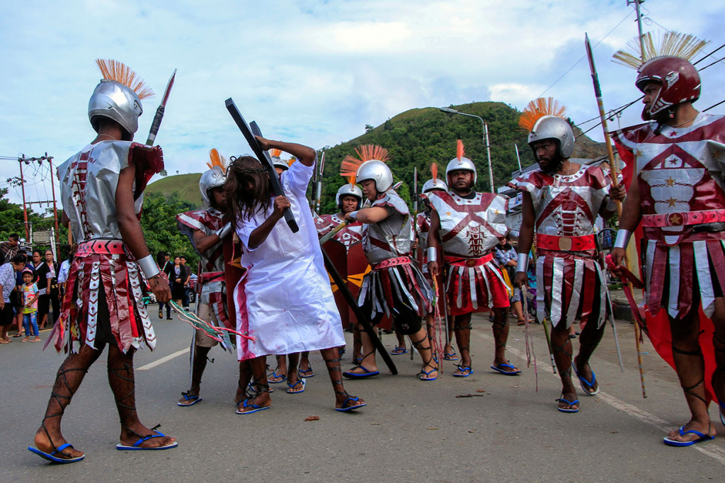 Umat Nasrani memperagakan drama penyaliban Yesus pada Tablo Jalan Salib di GKI Petrus Waena, Jayapura, Papua.