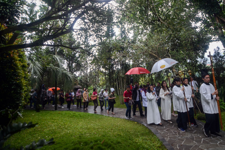 Umat Kristen melakukan prosesi jalan salib di Gereja Katolik Santa Maria Fatima Pertapaan Karmel, Lembang, Kabupaten Bandung Barat. 