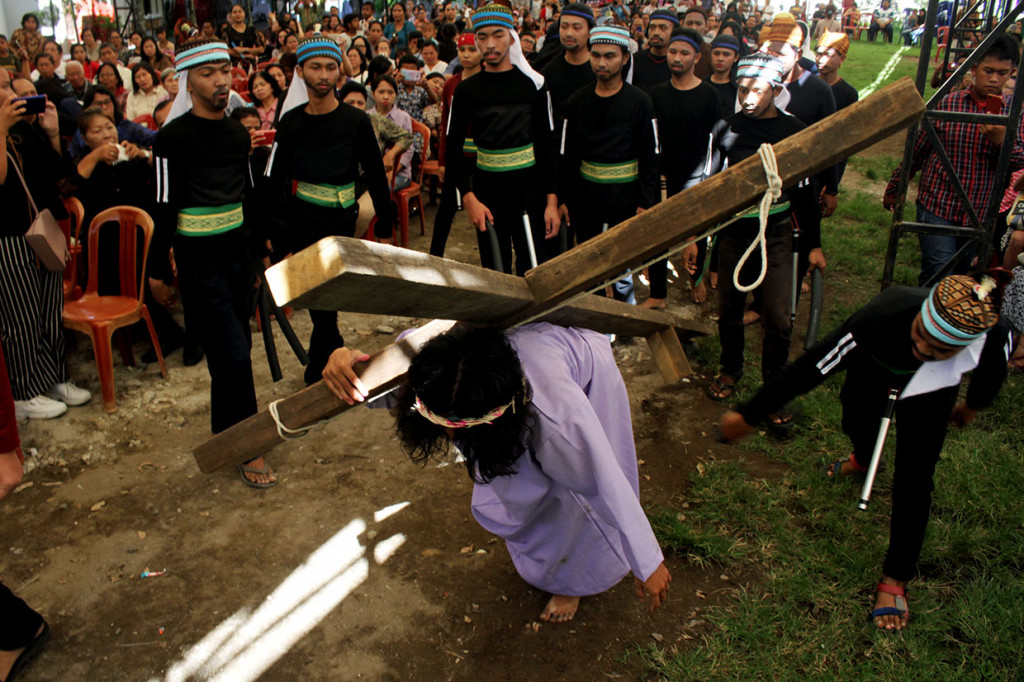 Umat Katolik melakukan prosesi jalan salib saat peringatan Jumat Agung di Gereja Katolik Santo Yakobus, Makassar, Sulawesi Selatan.