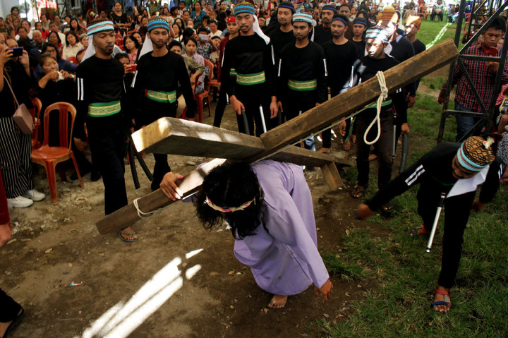Umat Katolik melakukan prosesi jalan salib saat peringatan Jumat Agung di Gereja Katolik Santo Yakobus, Makassar, Sulawesi Selatan.