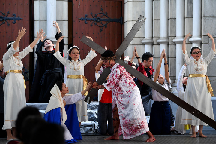 Remaja Katolik memperagakan visualisasi Jalan Salib di Gereja Katedral, Jakarta.