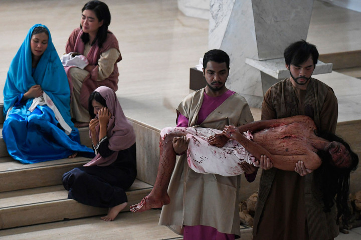 Umat Katolik memperagakan prosesi Jalan Salib pada perayaan Jumat Agung memperingati Wafatnya Isa Almasih di Paroki Santa Maria Regina Bintaro, Tangerang Selatan, Banten.