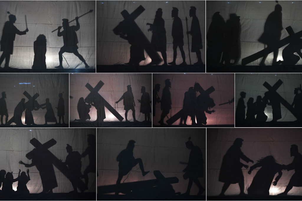 (Dari kiri ke kanan) Visualisasi 10 dari 14 perhentian Jalan Salib yang dipentaskan secara siluet pada Peringatan Jumat Agung di Gereja Katolik Santo Vincentius A Paulo, Surabaya, Jawa Timur.