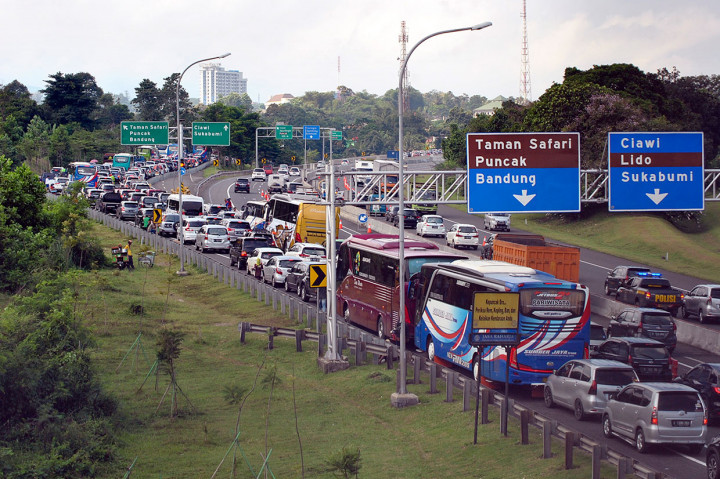 Puluhan kendaraan bergerak dalam antrean saat menuju jalur Puncak usai keluar di gerbang tol Ciawi di Kabupaten Bogor, Jawa Barat, Jumat, 19 April 2019.