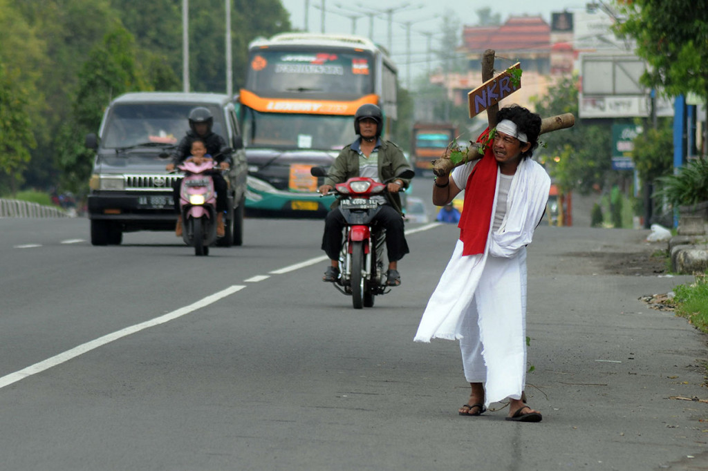Jalan Salib Jumat Agung yang dilakukan secara pribadi tersebut menempuh jarak sekitar 33 Km.
