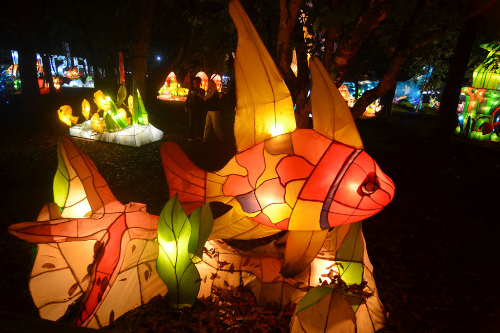 Wisatawan lokal maupun macanegara pun berkunjung untuk menikmati keindahan pernak-pernik lampion yang ada di tempat tersebut.