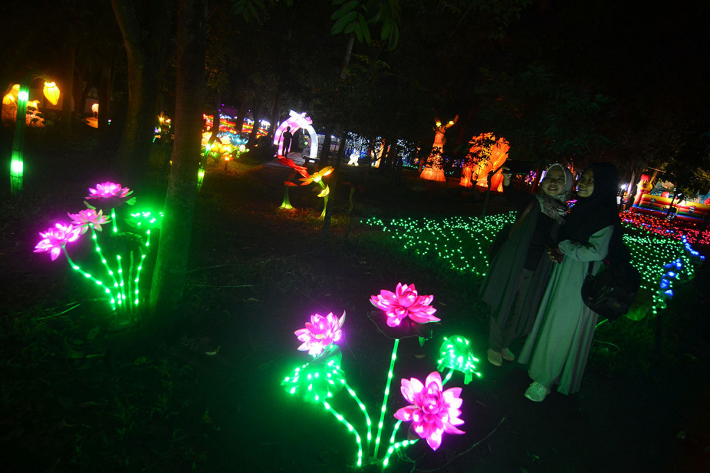 Pesona taman lampion tersebut merupakan wisata malam kota dengan menyajikan pernak-pernik lampion seperti wahana dunia air dan Timur Tengah.