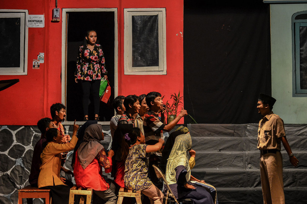 Pelakon dari Teater 28 mementaskan naskah 'Seseorang yang mati sehari menjelang Pemilukada' karya naskah dan sutradara Bode Riswandi di Gedung Kesenian Kota Tasikmalaya, Jawa Barat, Sabtu, 20 April 2019.
