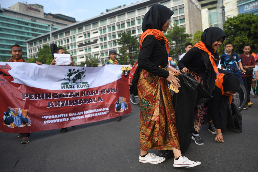 Aksi serupa juga digelar oleh siswa pecinta alam dari SMKN 5 Jakarta. Para siswa memungut sampah ketika melakukan aksi di kasawan Bundaran HI Jakarta.