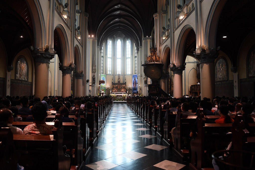 Sebanyak 800 umat Katolik mengikuti misa Minggu Paskah di Gereja Katedral, Gambir, Jakarta Pusat.