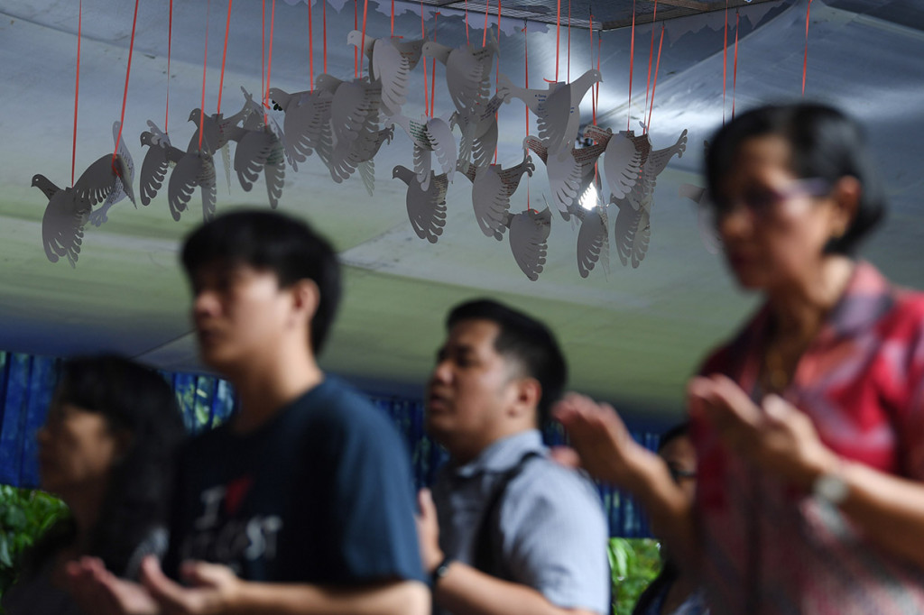 Sementara dekorasi di Gereja Katedral mengusung tema tradisional khas nusantara terutama adat Jawa. Hal itu terlihat dari hiasan berupa wayang, burung-burung dan gunungan yang berada di gereja tersebut.
