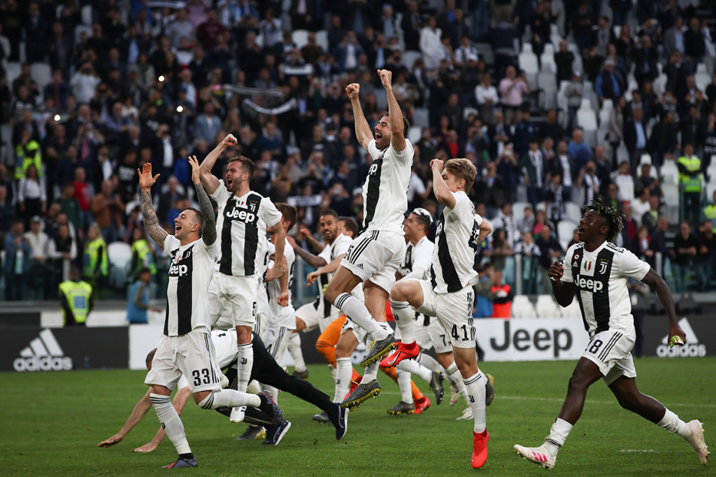 Juventus kembali menjadi juara Liga Italia untuk yang kedelapan kali secara beruntun setelah di pekan ke-33 mengalahkan Fiorentina dengan skor tipis 2-1. 