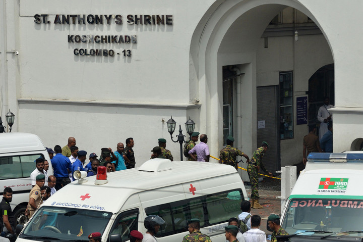 Korban tewas itu terdiri atas 42 orang di Kolombo di mana tiga hotel dan sebuah gereja menjadi sasaran. Sementara 10 korban tewas lainnya jatuh di kota Battilocoa, tempat sebuah gereja menjadi target.