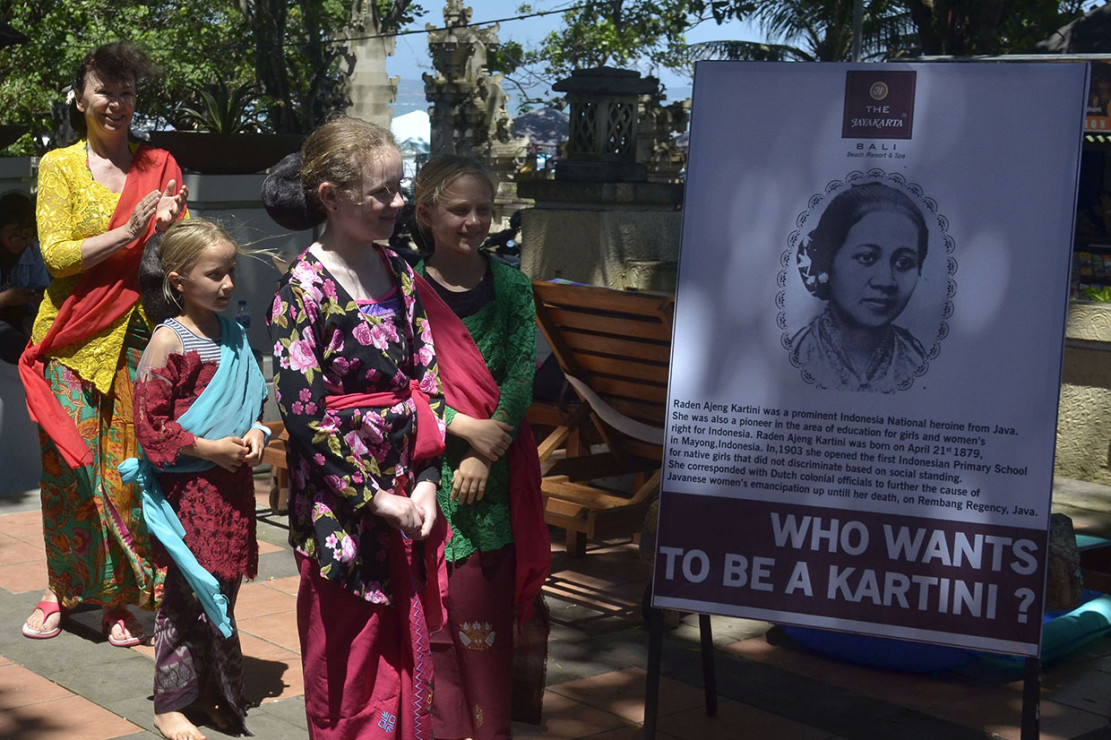 Kegiatan tersebut digelar untuk mengenalkan sejarah dan budaya Indonesia khususnya perjuangan RA Kartini dan busana kebaya kepada wisatawan mancanegara sekaligus memberikan hiburan bagi tamu hotel. Antara Foto/Fikri Yusuf
