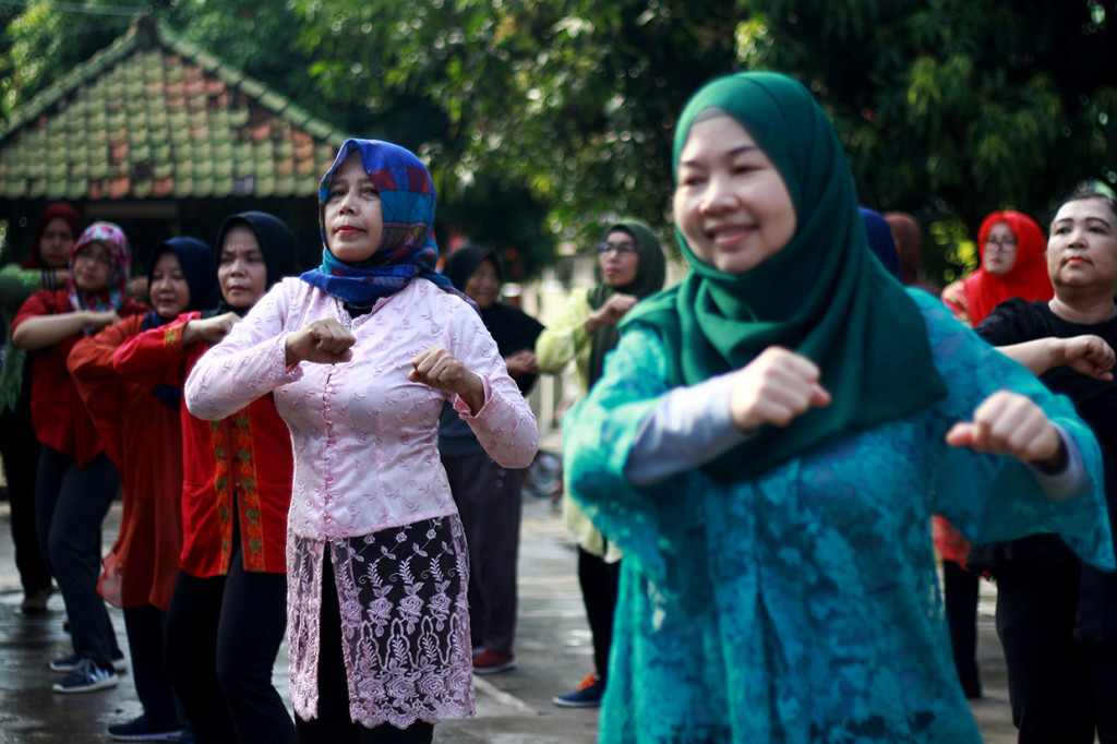 Sejumlah warga mengikuti senam sehat dengan menggunakan pakaian kebaya di Serang, Banten. Kegiatan tersebut dilakukan dalam rangka memperingati hari Kartini. Antara Foto/Dziki Oktom