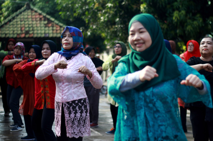 Sejumlah warga mengikuti senam sehat dengan menggunakan pakaian kebaya di Serang, Banten. Kegiatan tersebut dilakukan dalam rangka memperingati hari Kartini. Antara Foto/Dziki Oktom