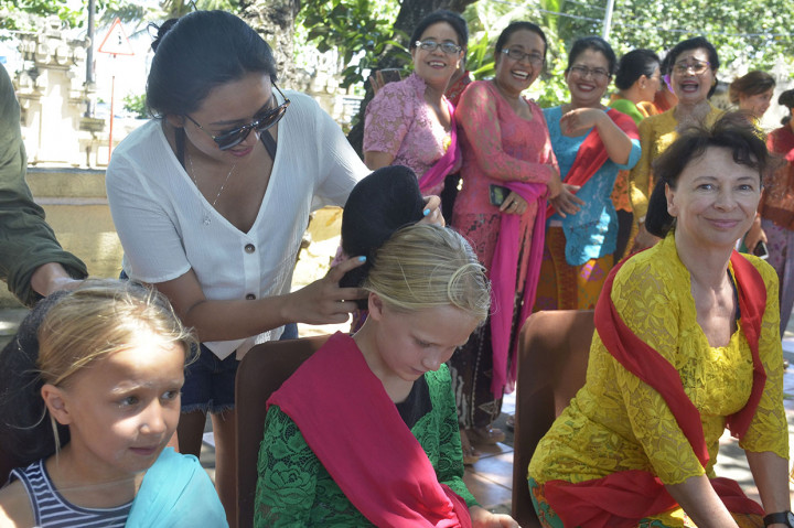 Wisatawan mancanegara mengenakan busana kebaya dan sanggul saat peringatan Hari Kartini di sebuah hotel kawasan Legian, Badung, Bali.  Antara Foto/Fikri Yusuf