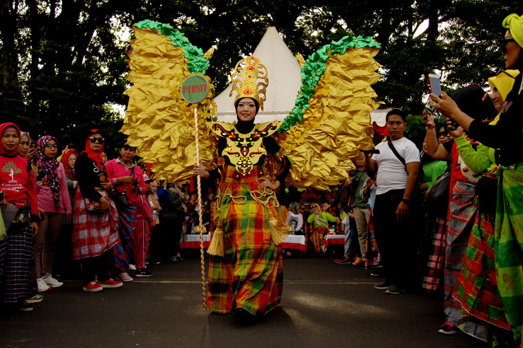 Anggota Persatuan Istri Tentara (Persit) melakukan parade menggunakan sarung saat mengikuti festival sarung 2019 di depan Monumen Mandala, Makassar, Sulawesi Selatan. Festival sarung yang dilaksanakan Dewan Kerajinan Nasional Daerah (Dekranasda) Sulsel dengan mengangkat tema 'Identitas Budaya Pemersatu Bangsa' tersebut dalam rangka memperingati hari Kartini. Antara Foto/Abriawan Abhe