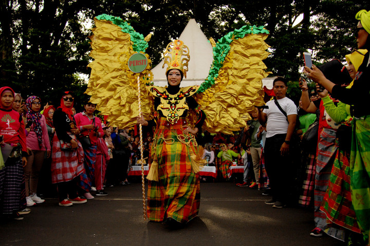 Anggota Persatuan Istri Tentara (Persit) melakukan parade menggunakan sarung saat mengikuti festival sarung 2019 di depan Monumen Mandala, Makassar, Sulawesi Selatan. Festival sarung yang dilaksanakan Dewan Kerajinan Nasional Daerah (Dekranasda) Sulsel dengan mengangkat tema 'Identitas Budaya Pemersatu Bangsa' tersebut dalam rangka memperingati hari Kartini. Antara Foto/Abriawan Abhe