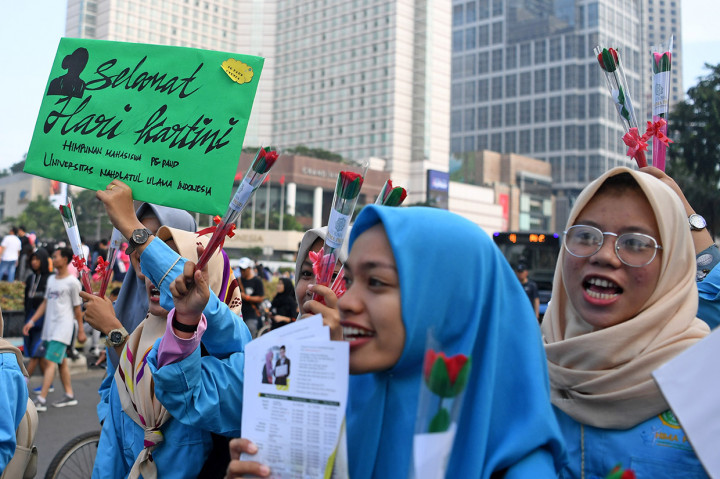 Mahasiswa Universitas Nahdlatul Ulama Indonesia melakukan aksi dengan membawa bunga dalam rangka memperingati Hari Kartini saat pelaksanaan Hari Bebas Kendaraan Bermotor di Kawasan Bundaran HI Jakarta. Antara Foto/Wahyu Putro A