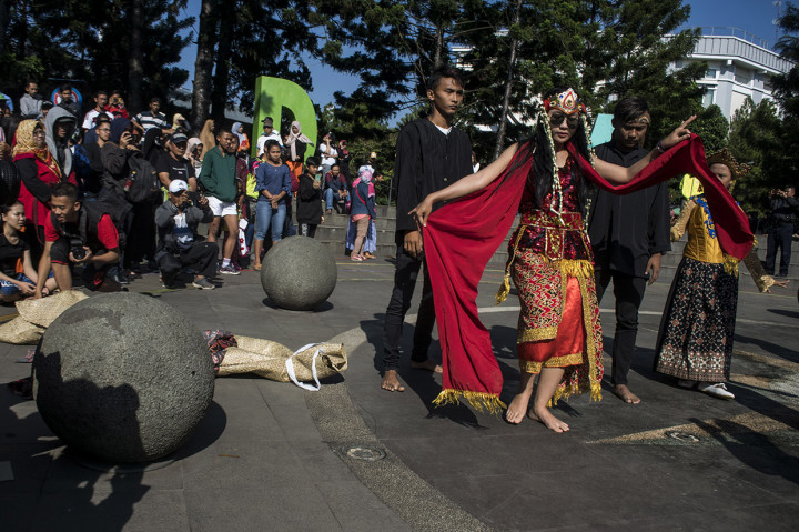 Kelompok Kesenian Sekar Laras membawakan Kesenian Sintren di kawasan Hari Bebas Kendaraan Bermotor, di Dago, Bandung, Jawa Barat. Antara Foto/Novrian Arbi