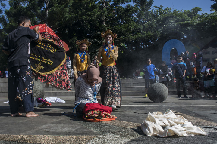 Seni Sintren merupakan kesenian dan hiburan masyarakat yang berasal dari kawasan pesisir utara Jawa Barat dan Jawa Tengah yang sudah ada sejak zaman kolonial dan dianggap penuh dengan unsur magis serta dibawakan oleh penari yang telah kehilangan kesadaran. Antara Foto/Novrian Arbi
