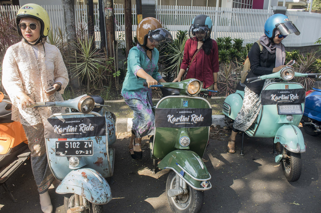 Sejumlah perempuan menyalakan kendaraan skuter vespa saat mengikuti Kartini Ride 2019 di Bandung, Jawa Barat. Antara Foto/Novrian Arbi