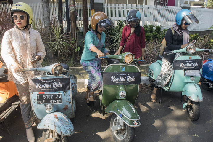 Sejumlah perempuan menyalakan kendaraan skuter vespa saat mengikuti Kartini Ride 2019 di Bandung, Jawa Barat. Antara Foto/Novrian Arbi