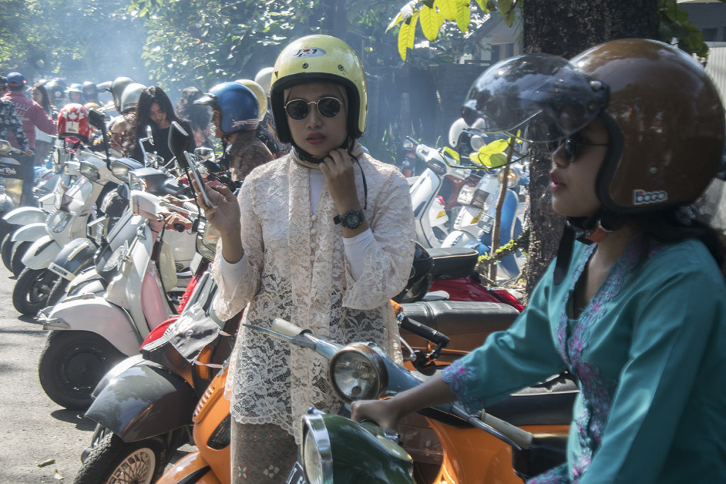 Kegiatan tersebut dalam rangka memperingati Hari Kartini dengan mengendarai skuter vespa mengenakan kebaya. Antara Foto/Novrian Arbi