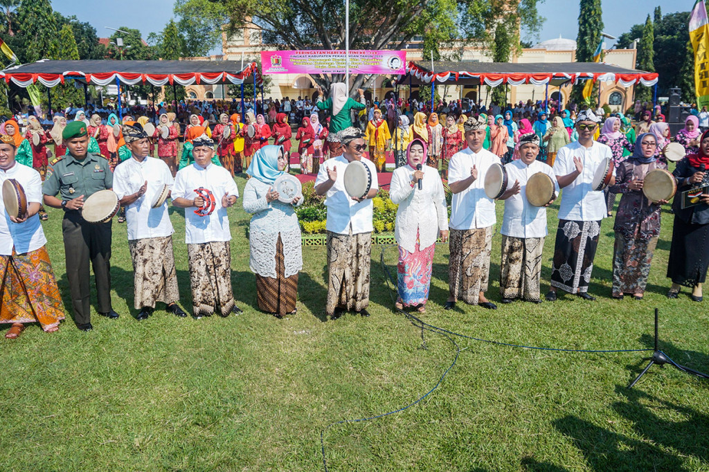 Bupati Pekalongan Asip Kholbihi (enam kiri) didampingi istri Munafah Asip Kholbihi (tujuh kiri) menggunakan kebaya memainkan rebana saat peringatan Hari Kartini ke-140 yang sekaligus pemecahan Musem Rekor Indonesia (MURI), di Kabupaten Pekalongan, Jawa Tengah. 