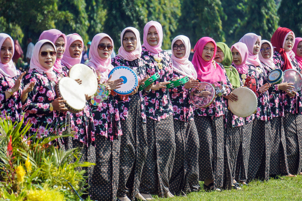 Sejumlah warga wanita menggunakan kebaya memainkan rebana saat peringatan Hari Kartini ke-140 yang sekaligus pemecahan Musem Rekor Indonesia (MURI) di Kabupaten Pekalongan.