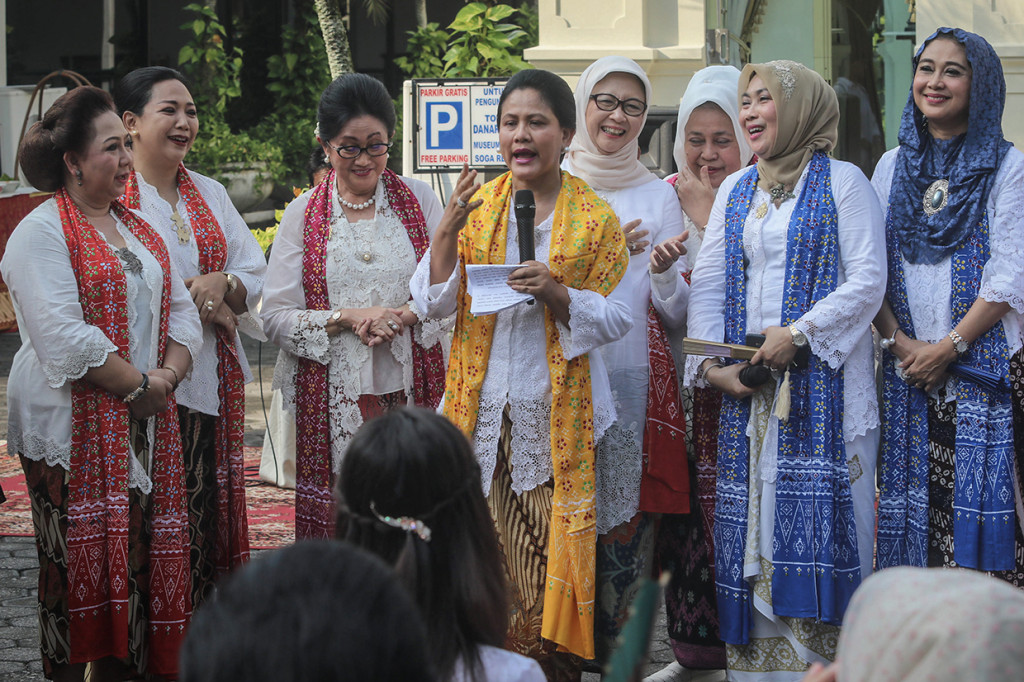 Ibu Negara Iriana Joko Widodo (tengah) memberikan sambutan saat menghadiri acara peringatan Sewindu Himpunan Ratna Busana di Batik Danar Hadi, Solo, Jawa Tengah. Kegiatan tersebut dalam rangka memperingati Hari Kartini. 