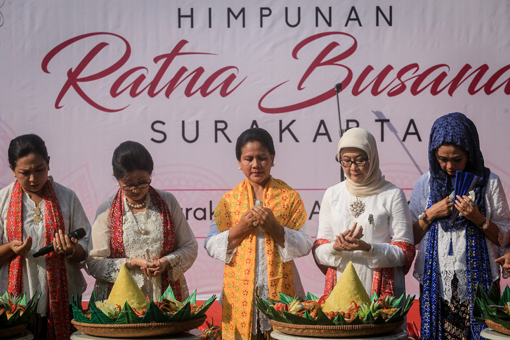 Acara kali ini sekaligus memperingati delapan tahun Himpunan Ratna Busana (HRB) Kota Solo. Seluruh peserta yang hadir mengenakan busana perempuan dari tiap daerah di Indonesia.