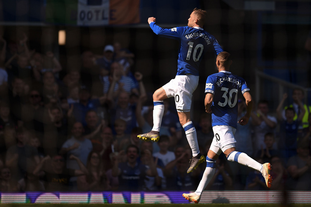 MU ketinggalan dua gol pada babak pertama. Richarlison menjebol gawang MU pada menit ke-13, Gylfi Sigurdsson menggandakan keunggulan tim tuan rumah pada menit ke-28.