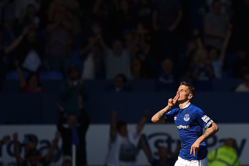 Everton menambah dua gol lagi ke gawang MU pada babak kedua. Lucas Digne pencetak gol pada menit ke-56. 