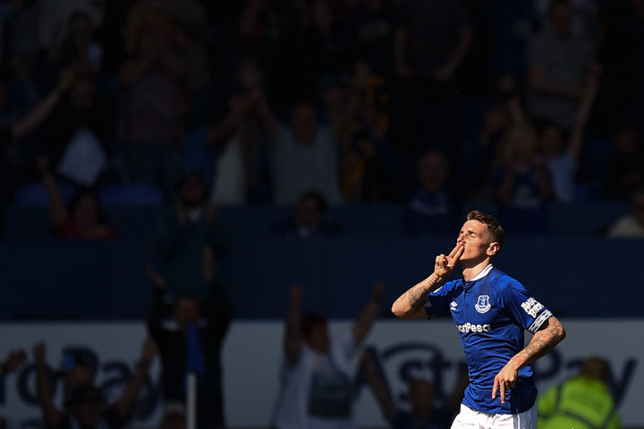 Everton menambah dua gol lagi ke gawang MU pada babak kedua. Lucas Digne pencetak gol pada menit ke-56. 