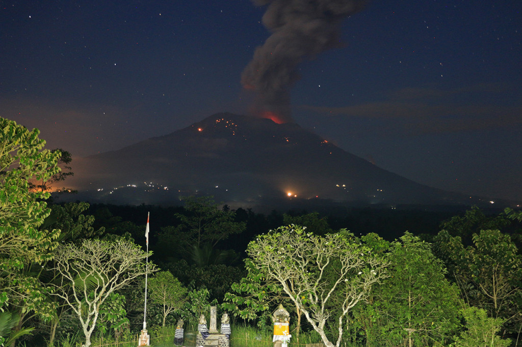 Abu vulkanis dan batu pijar terlontar dari kawah Gunung Agung saat erupsi yang terpantau dari Pos Pengamatan Gunung Api Agung, Karangasem, Bali. 